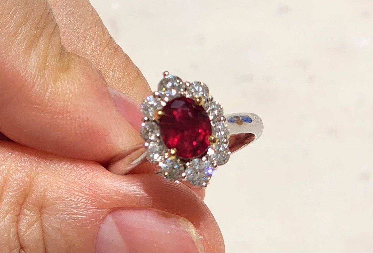 나는 어제 이 루비반지를 잃어버렸고 쓰레기통안에서 물티슈에 쌓여 있던것을 기적적으로 찾아냈다.  반지를 찾아 헤맬땐 '반지를 찾을수만 있다면  다신 돌을 사지않아도 좋아'라고 생각 했지만 찾고 난 후엔  '소리내어 말하지 않았으니 아까의 다짐은 무효'라고 다시 생각함. 순발력 좋았다