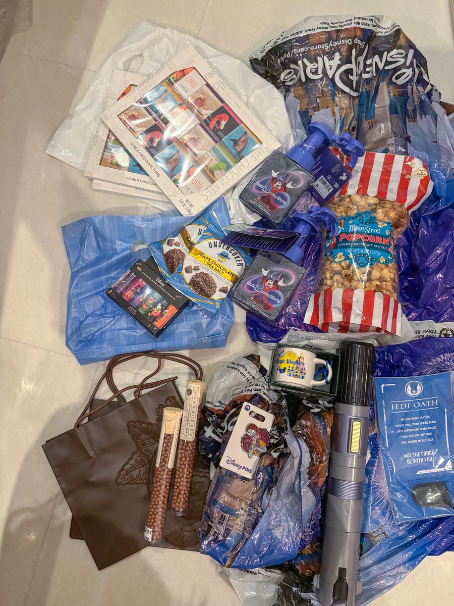 hoghog165's tweet image. 【お土産②】
ハリポタ以外のディズニーやフロリダ空港でゲットしたものたち

クロスボディバッグは便利すぎて2個買い、1個はうつきちゃんとおそろ
大好きなホーンテやハロウィングッズは買って即使用
リア友へのお土産には美味しいお菓子やリップクリーム達を配り歩く！

#Aの旅
#wdw