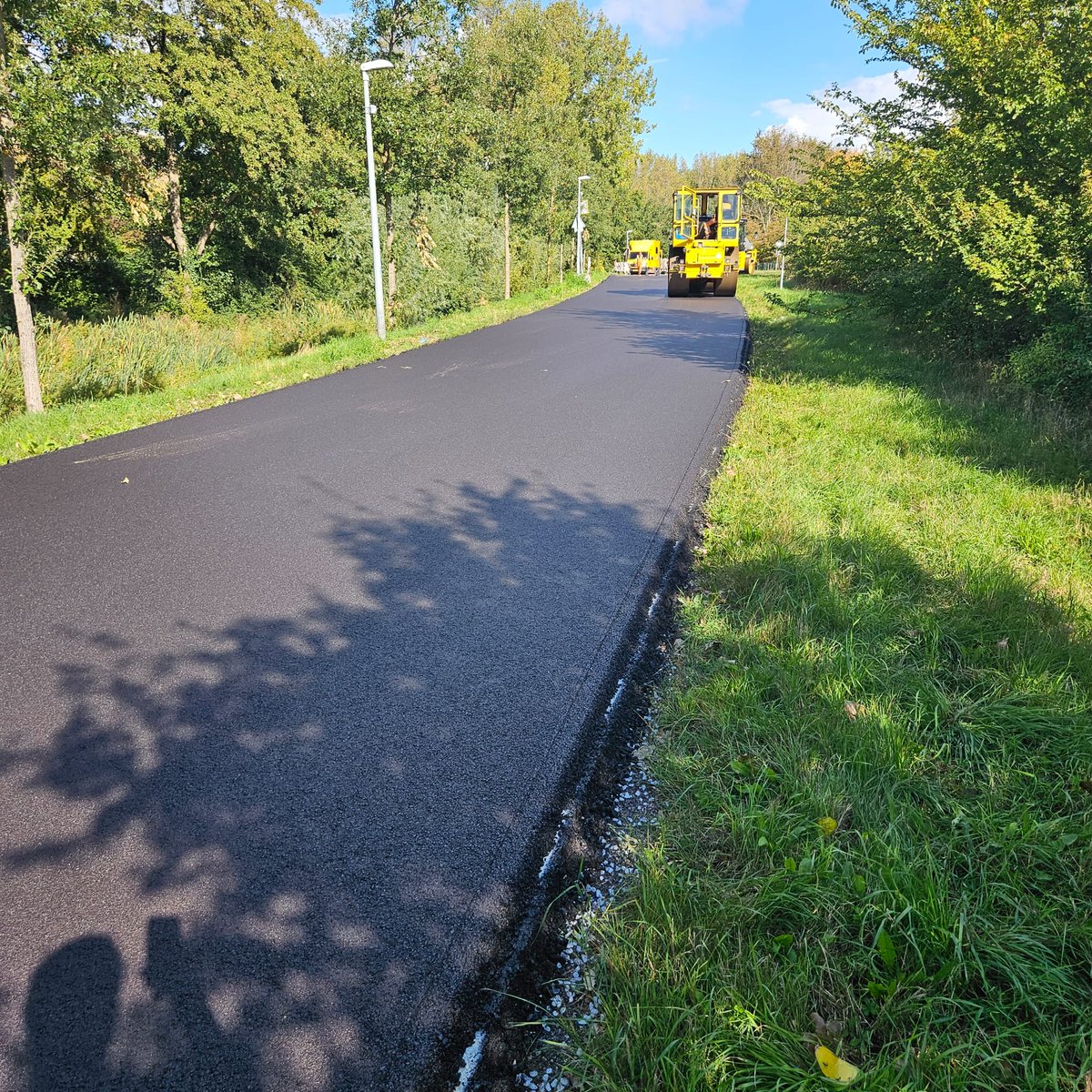 ptvanderplas's tweet photo. Aan het asfalt van de Roversbrugpad in Katwijk aan den Rijn is deze week groot onderhoud uitgevoerd. 
Scheuren en gaten zijn gefreesd, waarna een nieuwe  asfaltdeklaag is aangebracht.  Het straatwerk van de  aanliggende voetpaden en inritten is op de nieuwe situatie aangepast. https://t.co/yStGxqcWsg