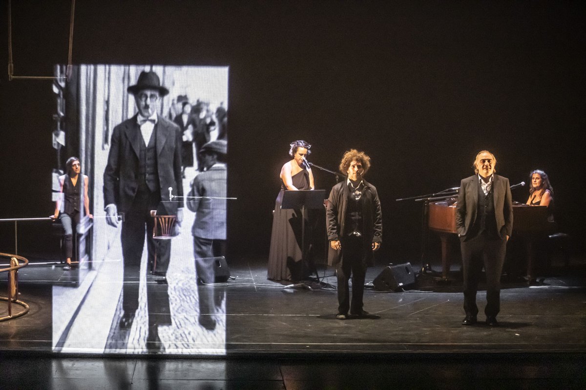 Teatro_Arriaga's tweet image. EL FINGIDOR obrak zirkua, musika eta hitzak batzen ditu Fernando Pessoa egile portugaldarraren bizitza- eta sormen-kosmosa adierazteko.
🗓️Urriaren 23an, gurean 😉
🎟️ goo.su/gB6JD
@joana_gomila @Manual_sccl @hoteliocandi
#Bilbao #ArriagaAntzokia