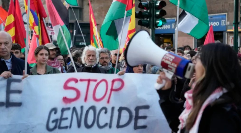 AJEnglish's tweet photo. A general strike in Italy – called by the USB and CFIL unions – in support of the Gaza aid flotilla has disrupted trains and threatened more commuter chaos in a second day of demonstrations in Rome.

🔴 LIVE updates: https://t.co/pABffgjthB https://t.co/e4CuyoCxhu
