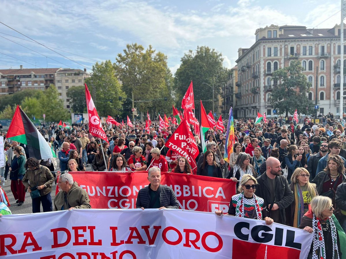 cgilnazionale's tweet image. “Questa giornata rende onore al nostro Paese”.

È il giorno dello sciopero generale in difesa di Flotilla per Gaza. Già dalle prime ore della mattinata cortei e manifestazioni stanno mobilitando l’Italia. Le piazze sono piene: Roma, Milano, Torino, Bari, Venezia, Firenze,…