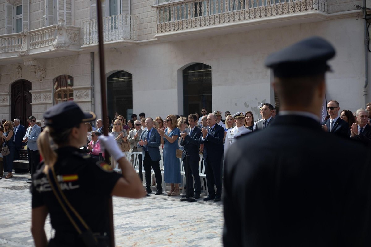 Procuradores_CT's tweet photo. 👮‍♂️✨ Acto en honor al Patrón de la Policía Nacional Ayer se celebró el solemne acto con motivo del Patrón de la Policía Nacional, contando con la presencia de nuestro Decano. https://t.co/E4PnueHcYy