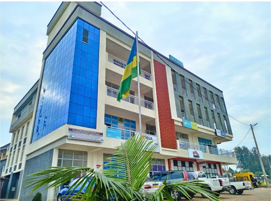 🚨 Amakuru yihutirwa🚨
Inyubako yacu ya Jehovahjire iri mumugi rwagati kuri wowe ushaka gukora business y'amacumbi ubu tugufitiye ibyumba bikodeshwa biri kuri standard y'amahoteri akomeye ndetse n'ibitanda na materas bifite ubwiza budasanzwe.For more information call: 0788575005