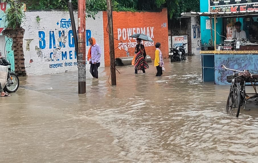 यूपी में भारी बारिश का अलर्ट, 48 घंटो तक भारी बारिश का अलर्ट, 5 से 7 अक्टूबर तक मौसम सक्रिय, पूर्वी यूपी में भारी से अति भारी बारिश का अलर्ट 
#rain