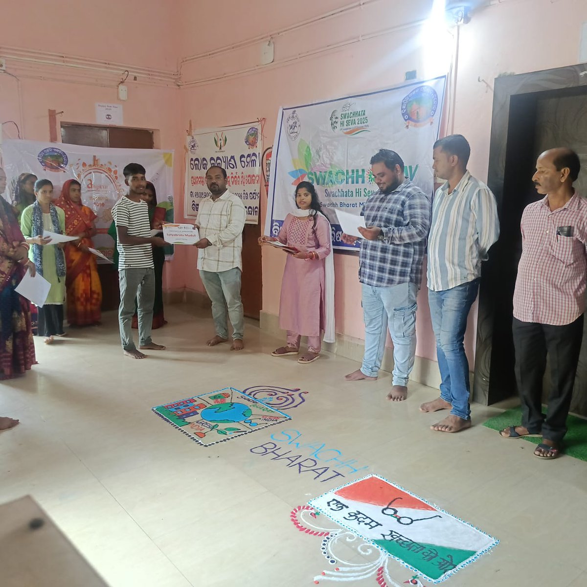 hindol_nac's tweet photo. Swachhta Hi Seva -2025
Gandi jayanti was observed as Swachhta Diwas under the theme "Swachhotsav" prizes distribution,Rangoli and cleanliness in presents of CP, EO, NGO and all officials in respect of Hindol NAC. @HUDDeptOdisha @MoHUA_India #SwachhataHiSeva2025 #SwachhBharat https://t.co/85XffuCrwv