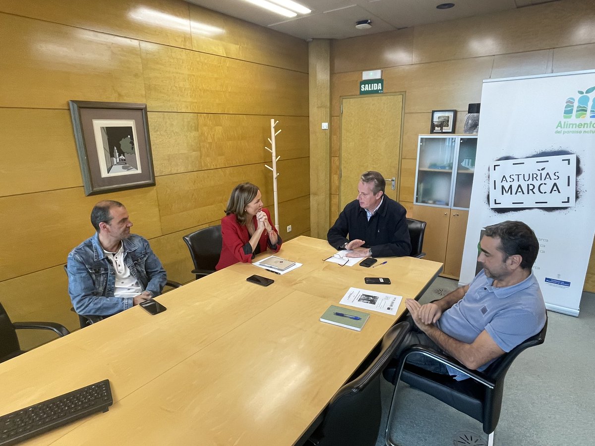 MRuralAsturias's tweet image. 🔸 El consejero de Medio Rural y Política Agraria, @Marcelotineo, ha mantenido sendas reuniones con el teniente alcalde de #Ponga, José Manuel Rodríguez, y con el alcalde y el concejal de Medio Rural de #Caso, Miguel Ángel Fernández y Juan Ramón Vega.

@GobAsturias