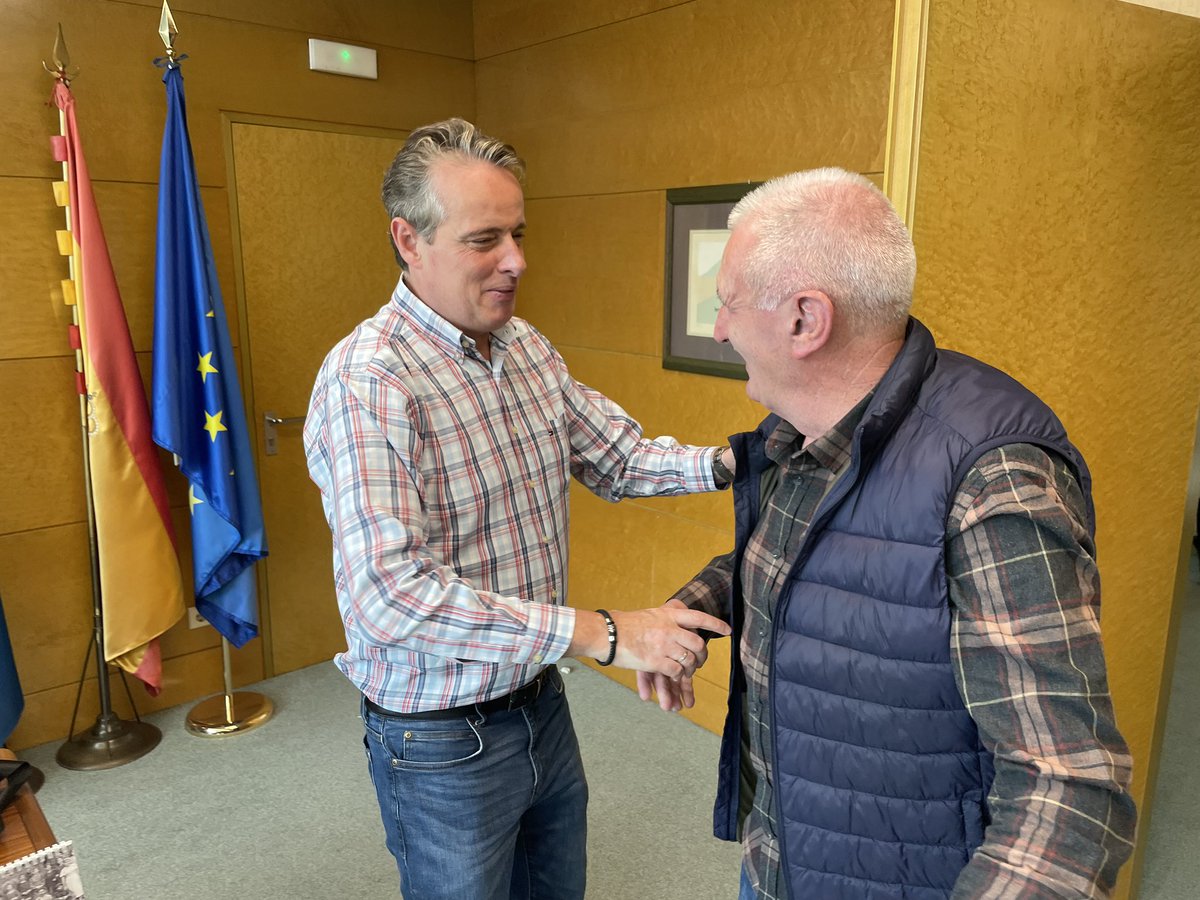MRuralAsturias's tweet image. 🔸 El consejero de Medio Rural y Política Agraria, @Marcelotineo, ha mantenido sendas reuniones con el teniente alcalde de #Ponga, José Manuel Rodríguez, y con el alcalde y el concejal de Medio Rural de #Caso, Miguel Ángel Fernández y Juan Ramón Vega.

@GobAsturias