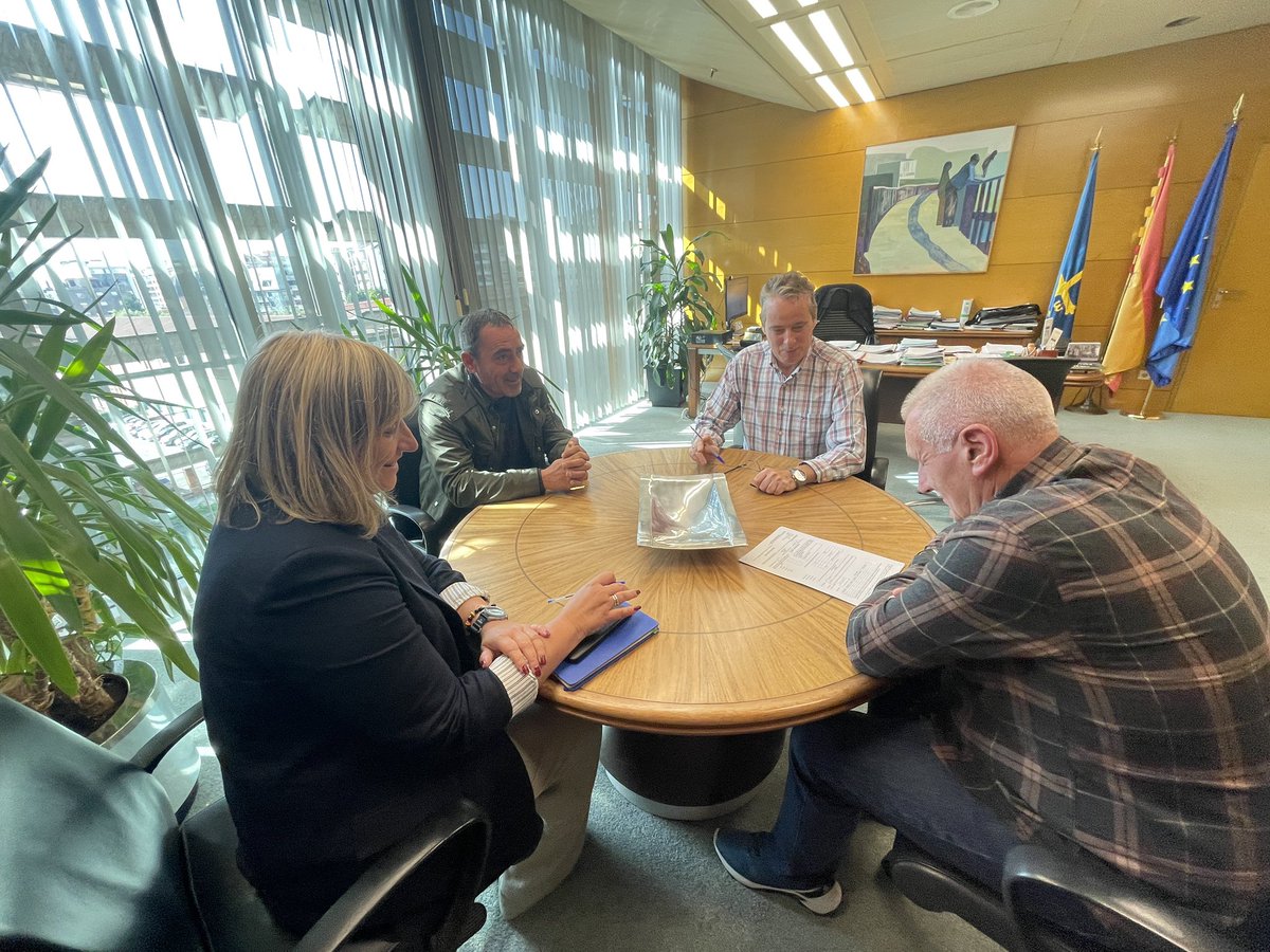MRuralAsturias's tweet image. 🔸 El consejero de Medio Rural y Política Agraria, @Marcelotineo, ha mantenido sendas reuniones con el teniente alcalde de #Ponga, José Manuel Rodríguez, y con el alcalde y el concejal de Medio Rural de #Caso, Miguel Ángel Fernández y Juan Ramón Vega.

@GobAsturias