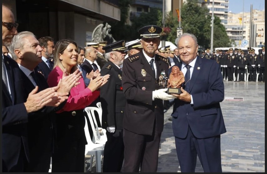 Procuradores_CT's tweet photo. Nuestro más sincero agradecimiento a la Policía Nacional por la distinción del Ángel Custodio concedida a nuestro Decano. Este reconocimiento honra no solo su trayectoria profesional, sino también el compromiso del Colegio con los valores de servicio público. https://t.co/O8bJJZUcOs