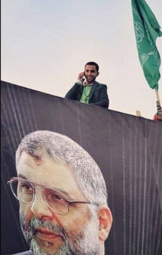mos_lm1911's tweet photo. "لكِن شَجاعاتُ الرِّجالِ مُعدِية
تَرَى الفَتى يَتلو الفَتَى لِيَفديَه." https://t.co/BLgZL0gbgx