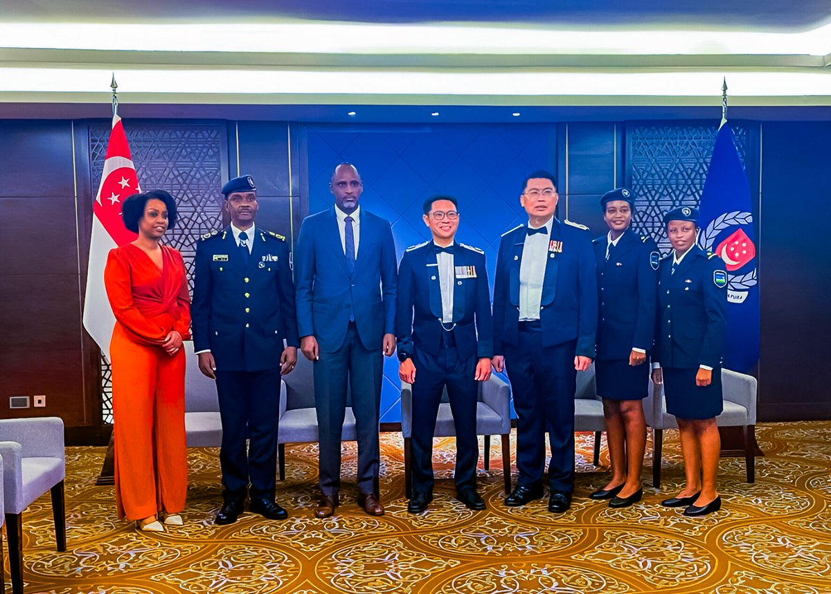 Abapolisi b’u Rwanda babiri; Assistant Inspector of Police (AIP) Esther Mukakalisa na AIP Ange Natete, basoje amasomo mu Ishuri ry’Amahugurwa y’Ibanze ya ba Ofisiye muri Singapore.

Umuhango wo gusoza aya mahugurwa y'icyiciro cya 24 yari amaze amezi icyenda, witabiriwe na