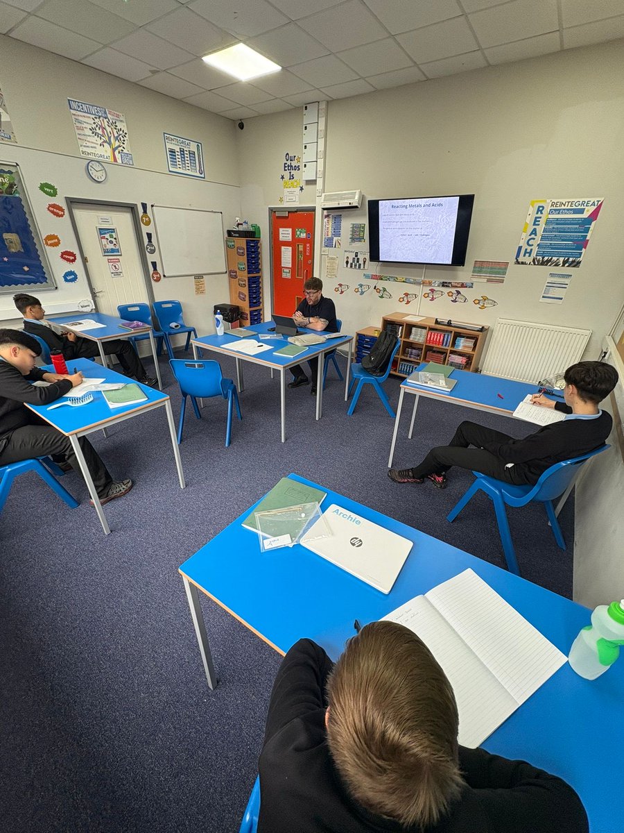 reintegreat's tweet image. 🔬✨ This morning in our KS3 Blue Science lesson, students engaged in some exciting experiments with acids and metals! ⚗️💥 They witnessed incredible reactions video, complete with bubbling and fizzing! 🌡️🎉

#ScienceExploration #HandsOnLearning #FutureInnovators