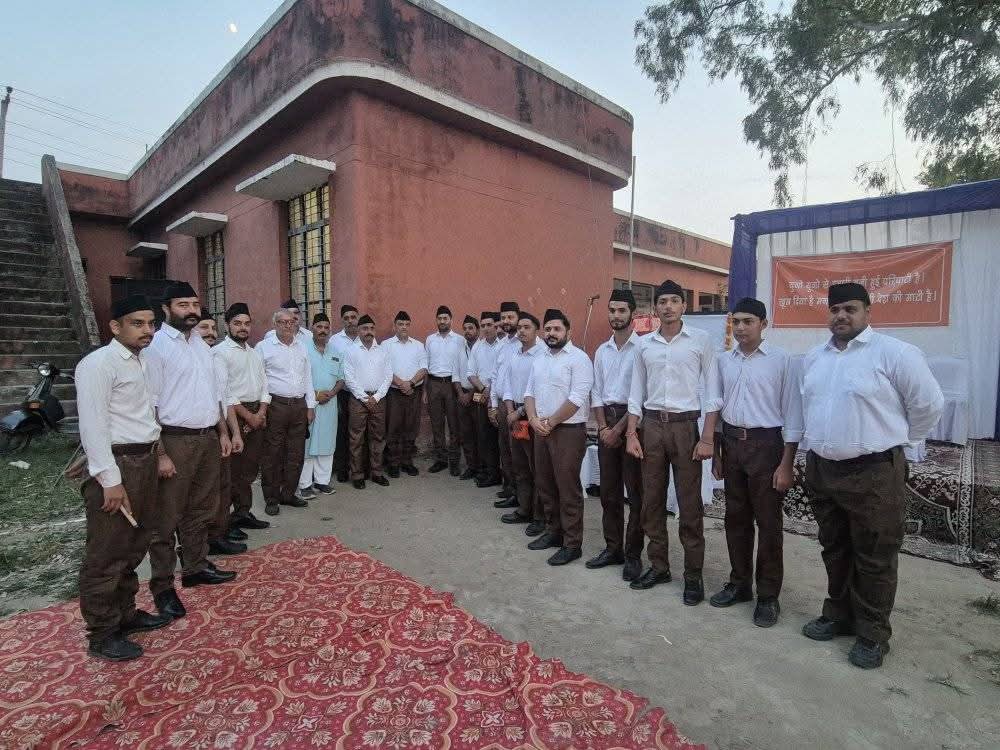 SurinderMarh's tweet photo. राष्ट्र सेवा को समर्पित, विश्व के सबसे बड़े स्वयंसेवी संगठन राष्ट्रीय स्वयंसेवक संघ (RSS) के 100 वर्ष पूर्ण होने के उपलक्ष्य में, आज विजयादशमी के पावन अवसर पर ग्राम चठ्ठा में आयोजित शस्त्र पूजन कार्यक्रम में सम्मिलित होने का सौभाग्य प्राप्त हुआ। https://t.co/RKSSxusI7h