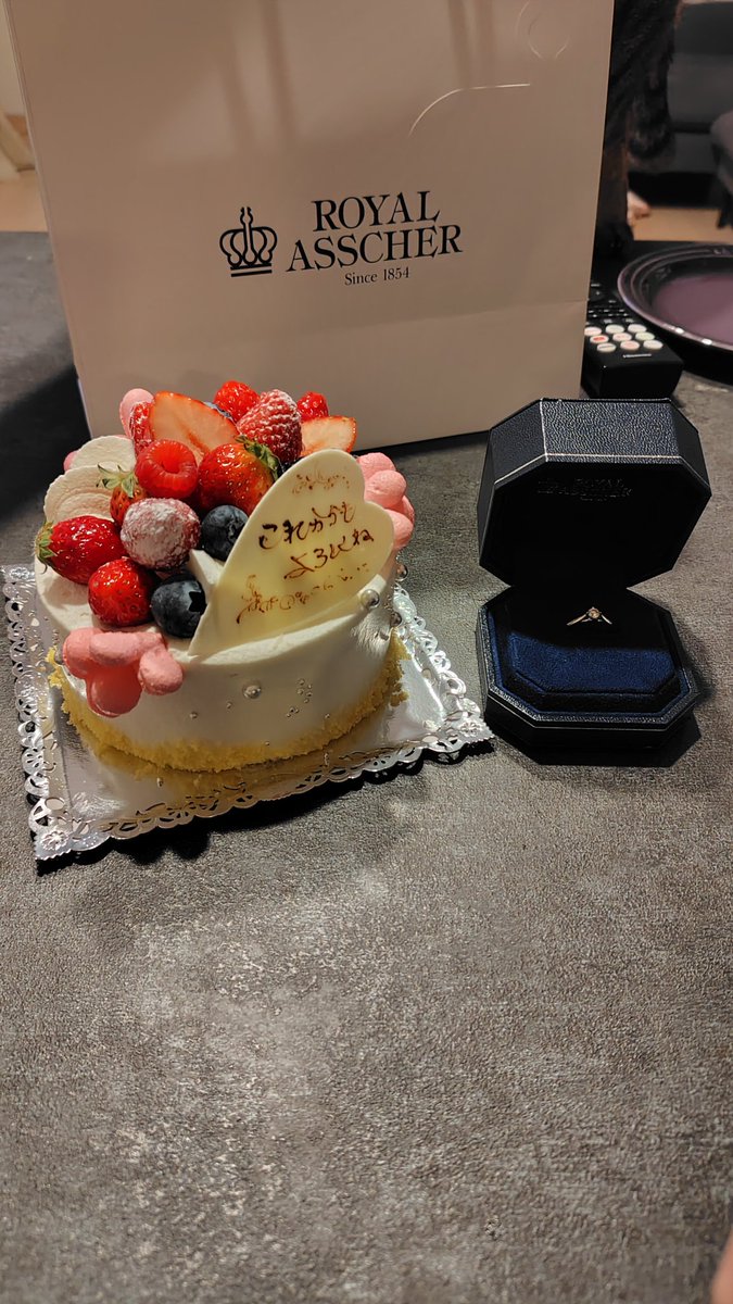 s1001r0905's tweet photo. 女性が恋愛対象になる女性へ
婚約指輪を貰うのは勿論嬉しいことですが、婚約指輪を選び渡して受け取ってもらえることも飛び上がるほど嬉しいですよ💍
レズより https://t.co/pYnwDdTloh