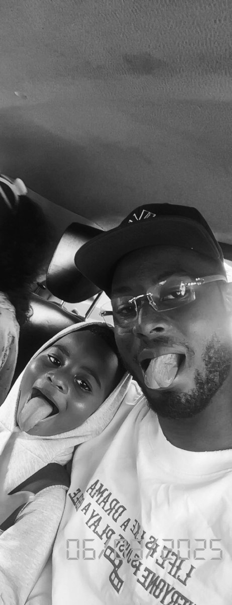 SlyTheBeatMaker's tweet photo. Joyeux anniversaire my G , Que Dieu te fasse grandir en sagesse ! Tu connais c’est tjrs en gang gang ! #FuturGoat  #Héritier https://t.co/5cE1a9TcEJ