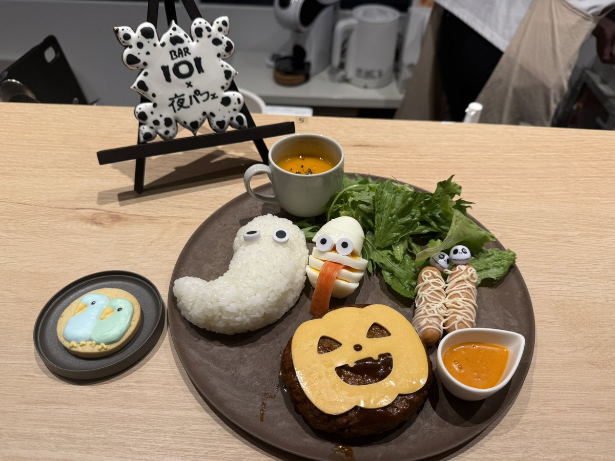 jouetnoshiroi's tweet photo. 今夜は…夜パフェ食べに来ました🧁
シャインマスカットがいっぱい🍇
アイシングクッキーで我が家のインコちゃん作って貰えました🦜
ハロウィンプレートも美味しかった😋
 #BAR101 https://t.co/u7ig25oavu