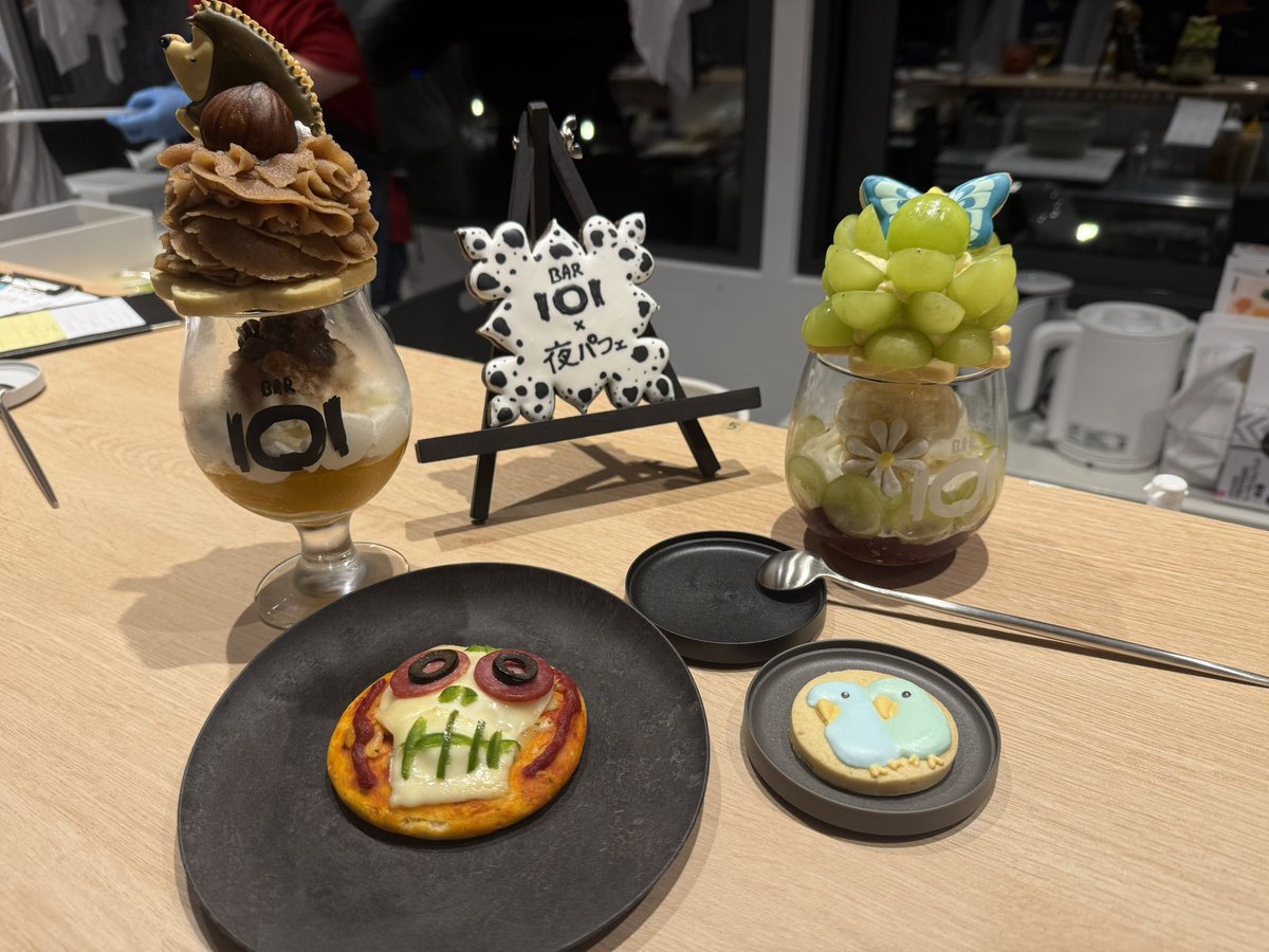 jouetnoshiroi's tweet photo. 今夜は…夜パフェ食べに来ました🧁
シャインマスカットがいっぱい🍇
アイシングクッキーで我が家のインコちゃん作って貰えました🦜
ハロウィンプレートも美味しかった😋
 #BAR101 https://t.co/u7ig25oavu