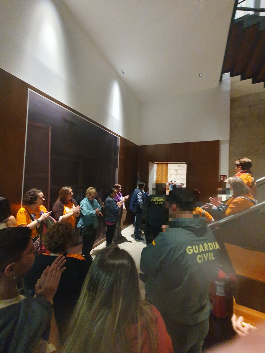 O que acaba de acontecer hoxe no pleno de Ponteareas é o exemplo claro da actitude antidemocrática do <a href="/PPdePonteareas/">PP de Ponteareas</a>, <a href="/castro_domingue/">Nava Castro Domíngue</a>.

Traballadoras do SAF en folga, pleno a porta pechada, expulsión da oposición do pleno e 15 axentes da policía. 

Dentro fío😁👇🏼