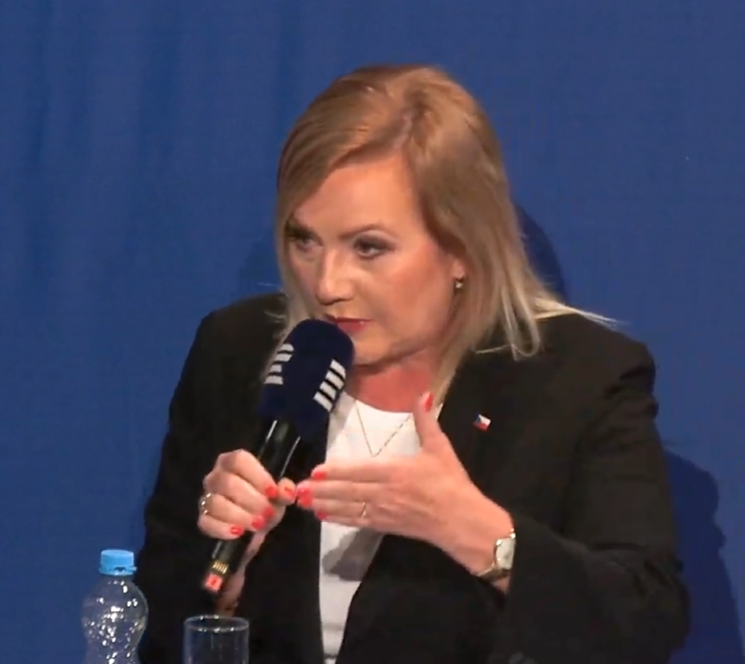 nezvany_host's tweet photo. Další čtyři roky s touhle afektovanou hloupou a arogantní kázající posluhovačkou z Agrofertu budou fakt očistec. https://t.co/DCERoj1Ues
