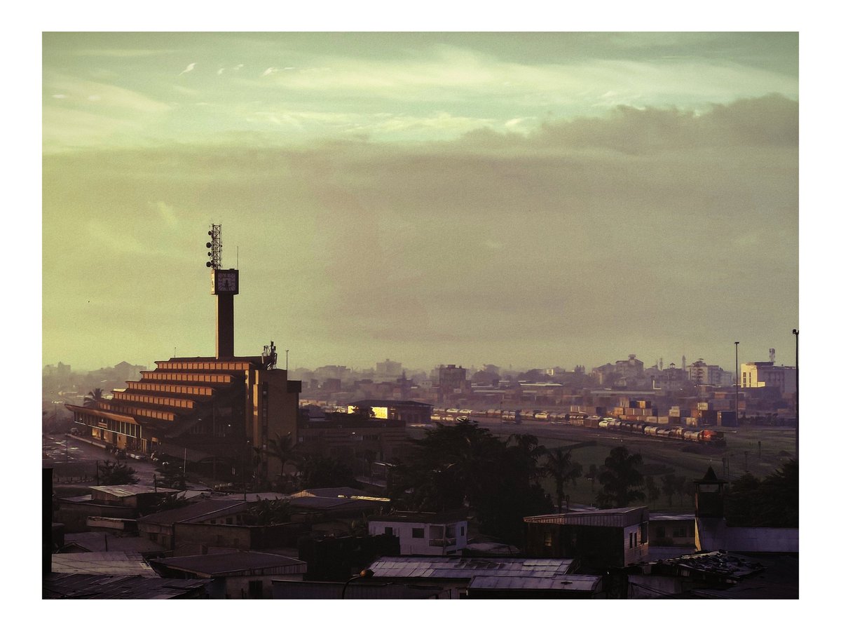 Il est des matins comme ça,
Où le Soleil d'un pinceau se saisi,
Et aux Maîtres donne une leçon.
Bonjour Douala 🤗
#EsthetiqueduChaos
