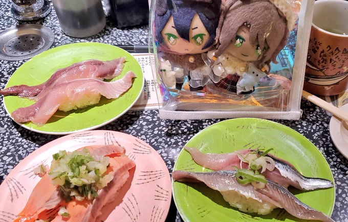 北海道の回転寿司うますぎて食べるのに忙しかったから写真これしか残ってない…サンマ寿司がめちゃ美味しかった