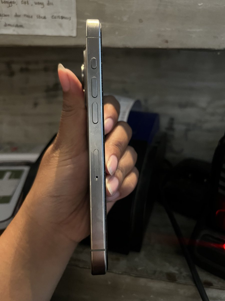 claetter's tweet photo. WTS Iphone 15 pro 256gb natural titanium

✔️ Ex blibli
✔️box lengkap, charger ori bawaan
✔️ mulus, no baret/dent
✔️ BH diatas 85%
✔️ 15,5jt bisa shopee (split pay) atau cod

Dom Bali #wts #wtsiphone #wtb https://t.co/Iqj04C7An0