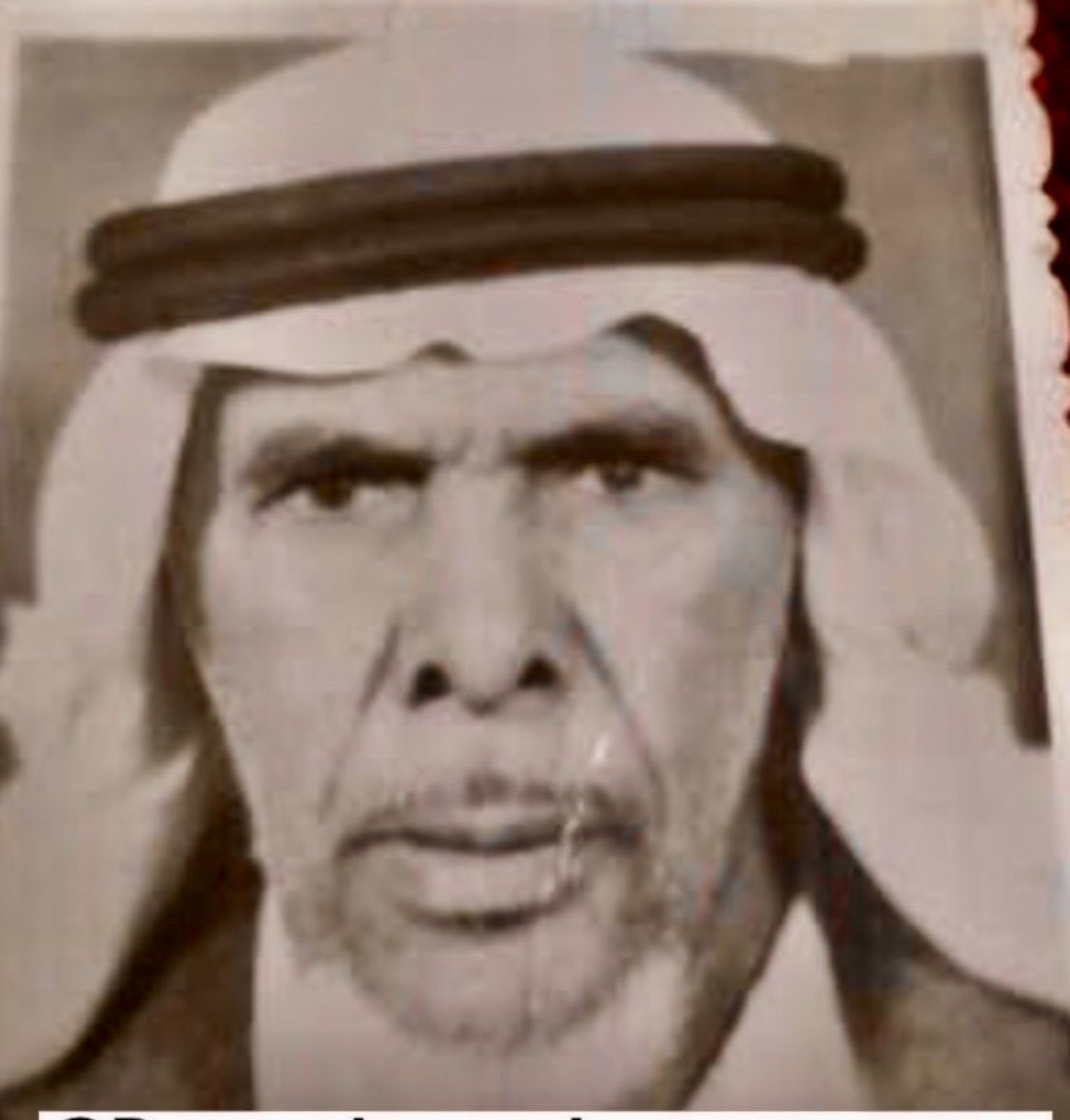 DR_m_almarool's tweet image. #حكايالوجيا 

محمد بن عبدالرحمن بن دخيّل الجوهر الهبيبة رحمه الله 
ولد في  #عنيزة  في عام 1328هـ 
ثم إنتقل لمكة المكرمة في شبابه وعمل عسكرياً بجيش الملك عبدالعزيز طيب الله ثراه وكان بحوزته بندقية للجيش ثم عمل فيما بعد طباخاً بقصر الملك عبدالعزيز بحارة الملاوي بمكة المكرمة فترة
ثم…