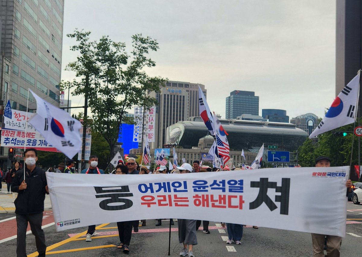 아 이게 마지막인데ㅋㅋ
배터리가 없어 극적으로 찍음.
"뭉쳐!! 어게인 윤석열"👍👍👍
급하게 한장만 찍었는데 다행!!!