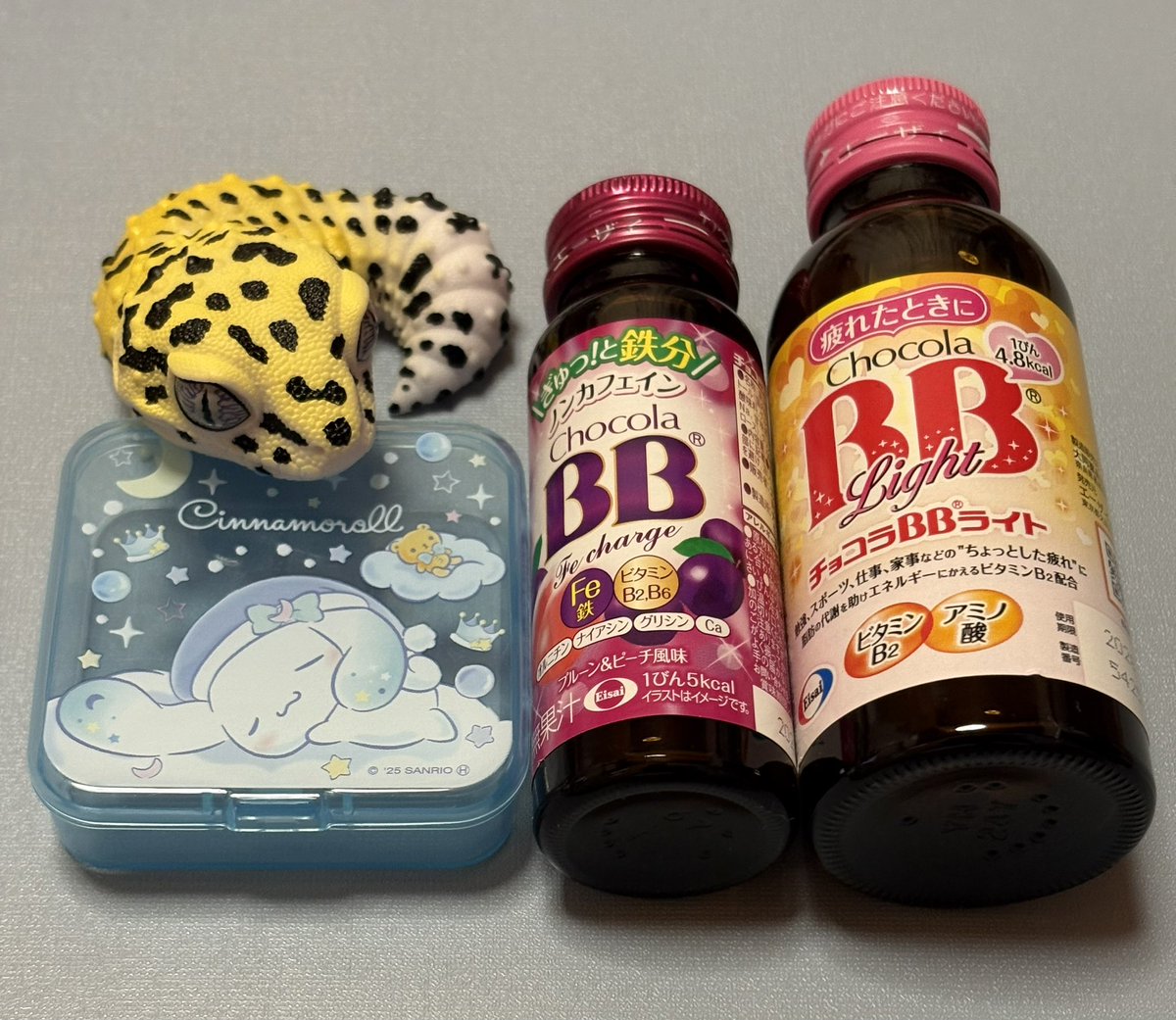 セブンイレブンで対象のチョコラBBを2本買うと、サンリオの小物入れがついてきます🩵最近ガチャでゲットしたレオパを添えて😁