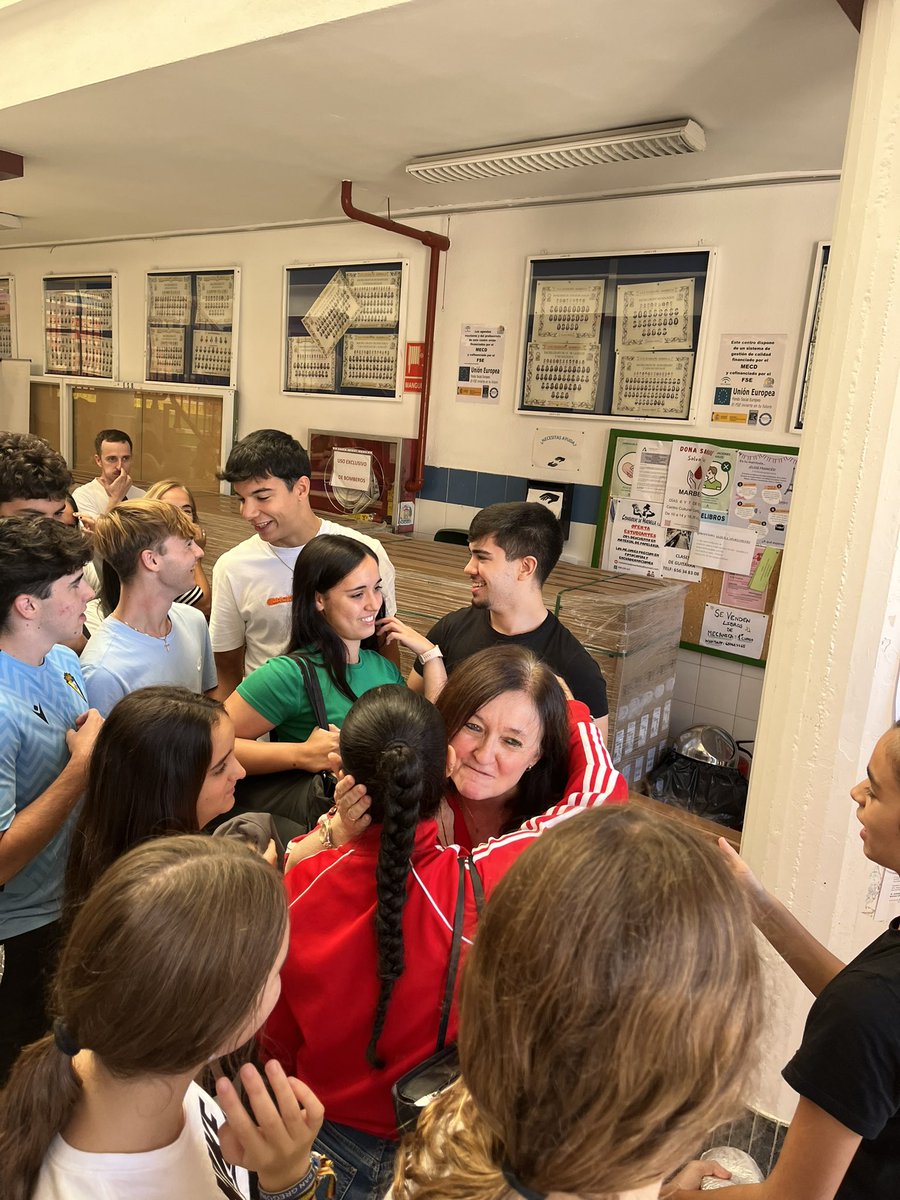 Hoy hemos despedido a un gran referente en el IES Guadalpín. Socorro, tras más de 20 años de docencia de física y química en nuestro centro, se jubila. Su compromiso con una educación de calidad, su pasión por la ciencia y su entrega constante han inspirado a varias generaciones.