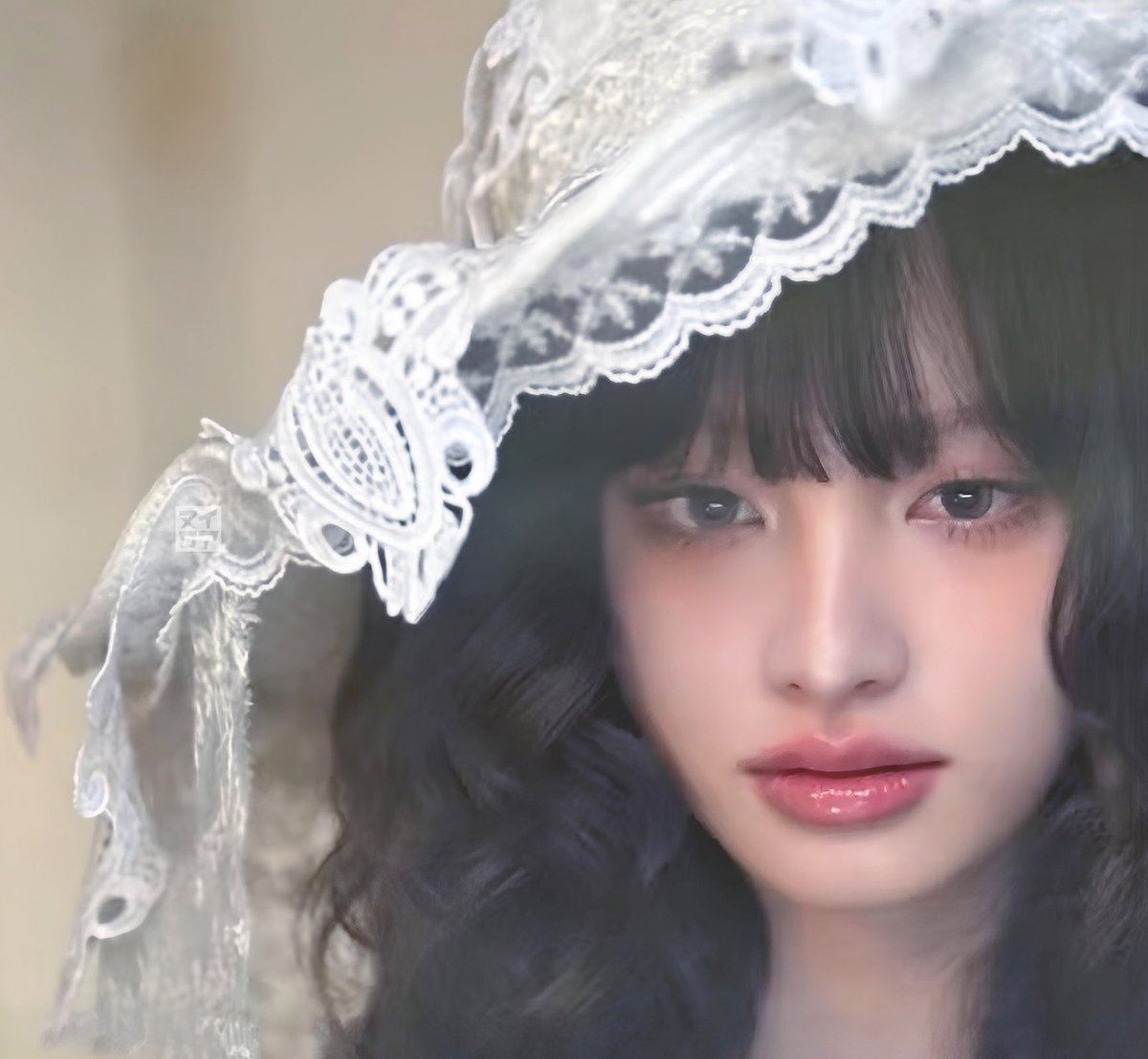 LILY_221019's tweet photo. このビジュの二人が同じグループのアイドルという事実、奇跡以外無い
近世ヨーロッパ（？）的な雰囲気が似合うKポドルとかそうそういないし、同時期にこの画出てくるのすごすぎ
ガウルとリズ、ガリビズ
世界一絵画にするのに相応しいアイドルで賞🏆 https://t.co/ASAg5vvi3z