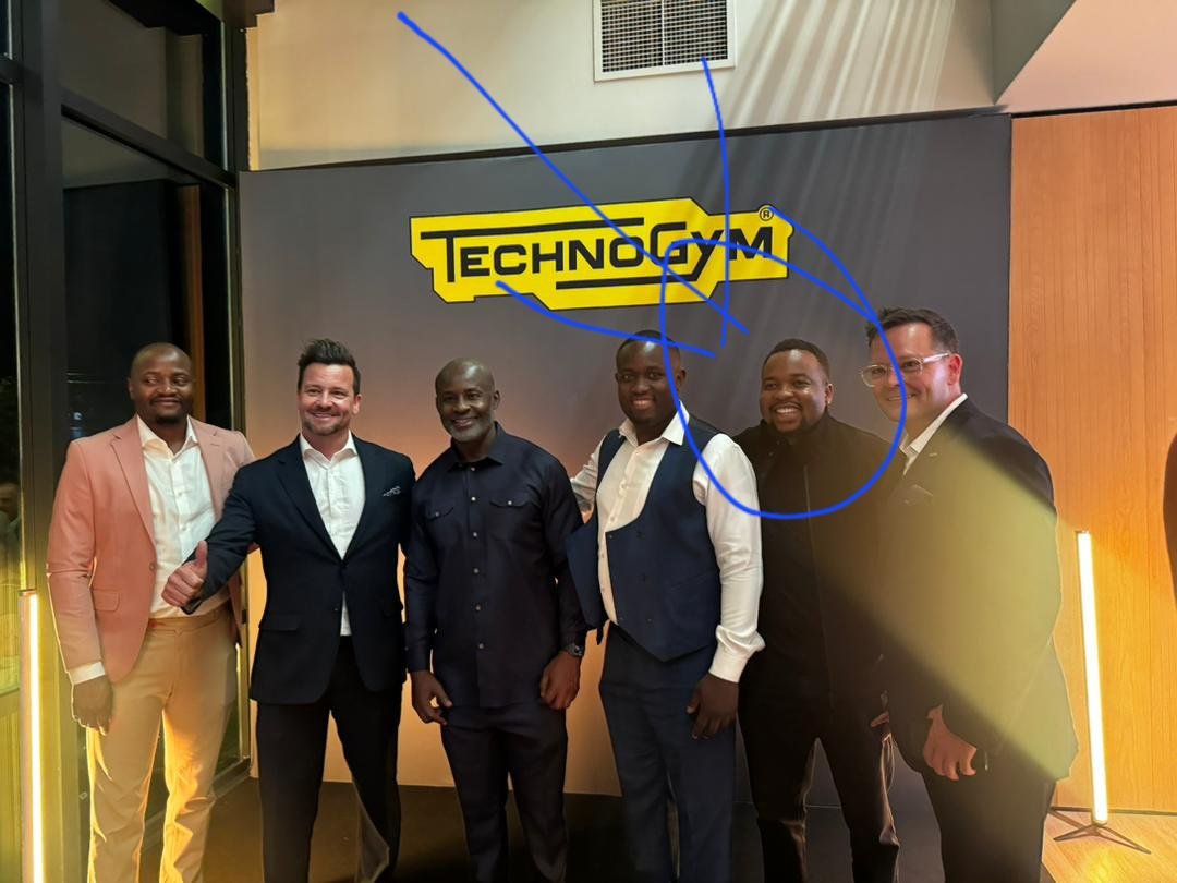 BigDhara11's tweet photo. @TembaMliswa This is not a business meeting,this is a political meeting with Kudakwashe Tagwirei associates,the guy i have highlighted is Bruce Chirimuuta the cousin of tagwireyi,his mother is a sister to Tagwirei,Tagwirei paid you to attack General Chiwenga https://t.co/lxwbSdkrYK