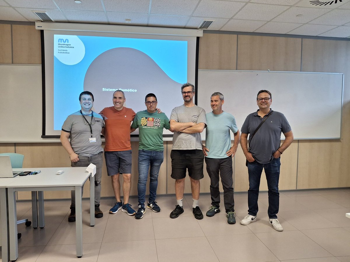 CifpDe's tweet image. SEMPRO en marcha 🔧🤝 
Julio 2025: 3 días de formación en Mondragon Unibertsitatea sobre sistemas embebidos y OSM (Industria 4.0), y jornada híbrida coordinada por Jon Goikolea para adaptar talleres de electrónica a retos activo-colaborativos. 
#SEMPRO #OSM #Industria40 #FP