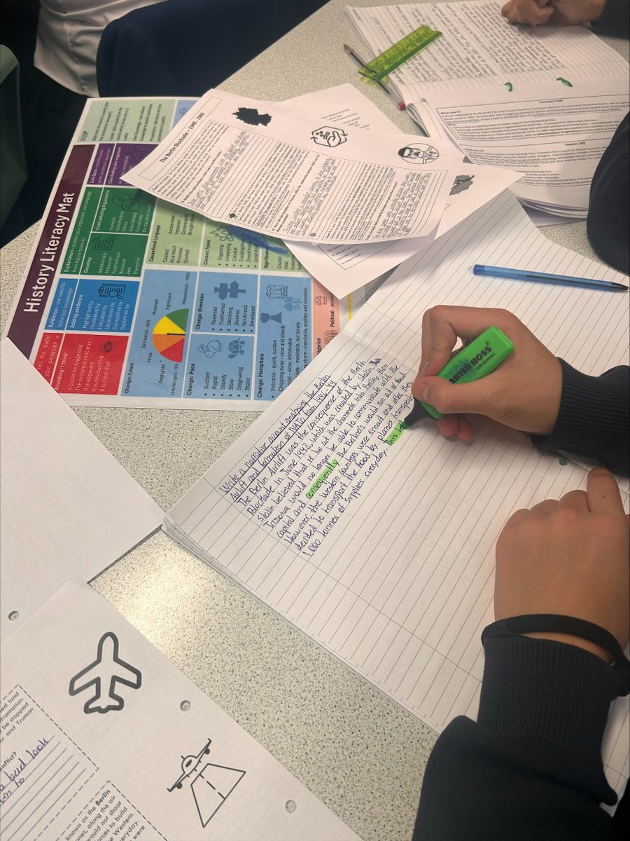 PeckhamAcademy's tweet image. Look at our wonderful Humanities department in action at Open Evening! 🌍📷So much passion, creativity, and curiosity on display — we loved sharing what we do with you all! #OpenEvening #Humanities #History #Geography #CommunityVibes #ProudtobePeckham