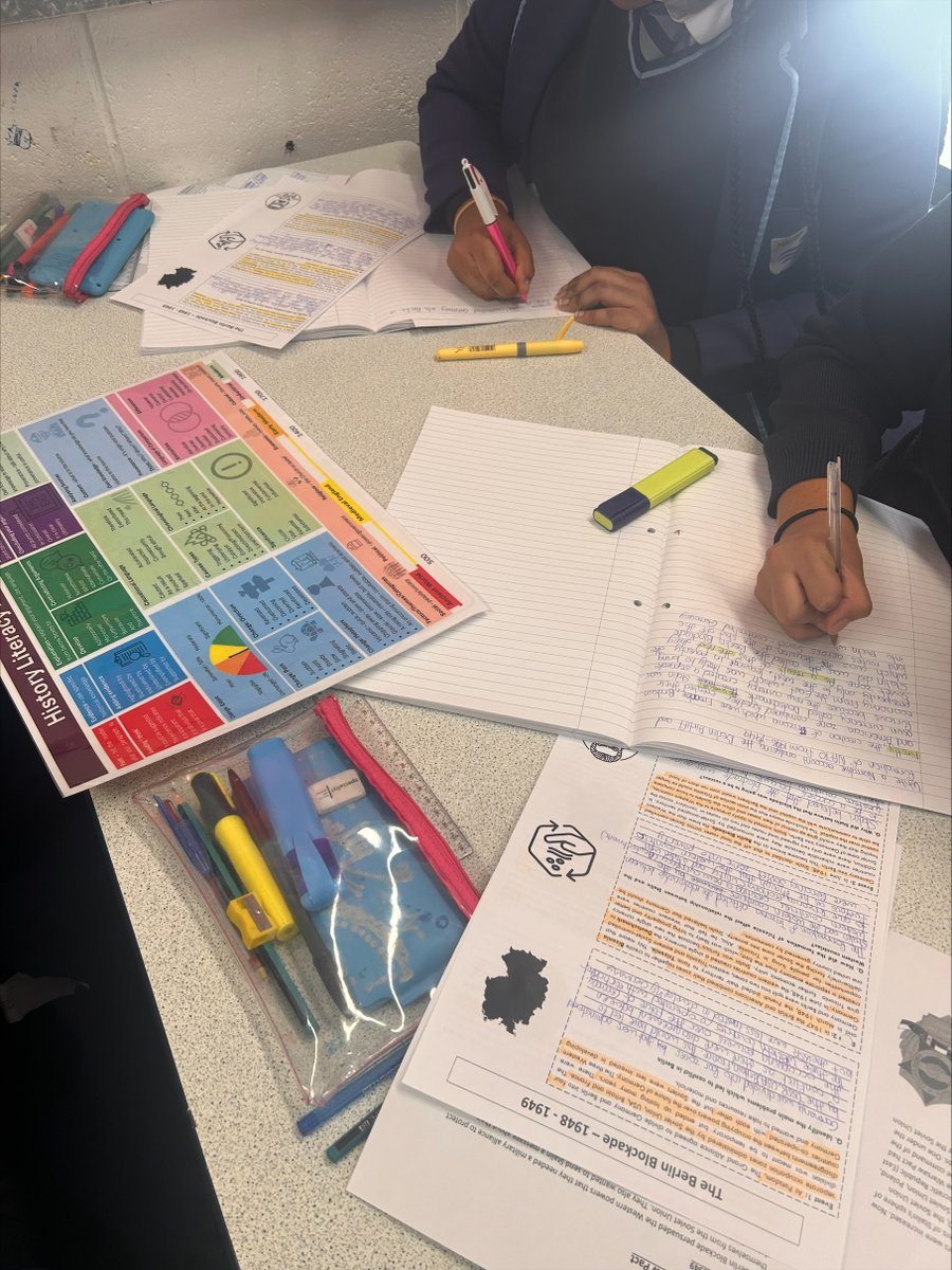 PeckhamAcademy's tweet image. Look at our wonderful Humanities department in action at Open Evening! 🌍📷So much passion, creativity, and curiosity on display — we loved sharing what we do with you all! #OpenEvening #Humanities #History #Geography #CommunityVibes #ProudtobePeckham