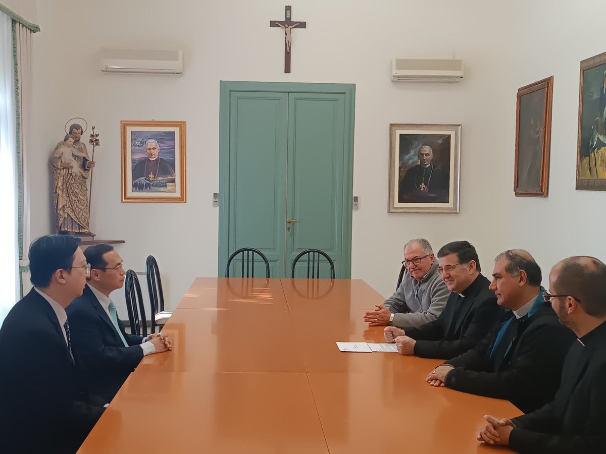 Oggi nella Casa generalizia di Roma la Direzione generale dei #MissionariScalabriniani ha accolto una delegazione del Governo di #Taiwan per ringraziarli della donazione devoluta alla Congregazione a sostegno di #migranti e persone fragili.