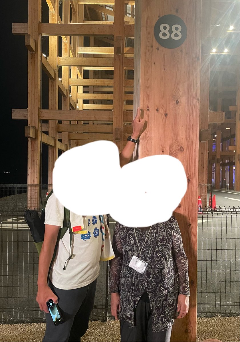 axtrs's tweet image. 昨日、TVで見たのか母親が「歳の数の柱で写真撮るらしいな」と言うので、じゃ後で、と思ってたが、帰る頃になり忘れてると気付き大屋根リング半周。70、71…と近付くうちに行き止まりが見えてきて、あら…ひょっとして無い?(汗)と焦ったけど、有りました、フェンス際ギリギリにw  後付けされたらしいね