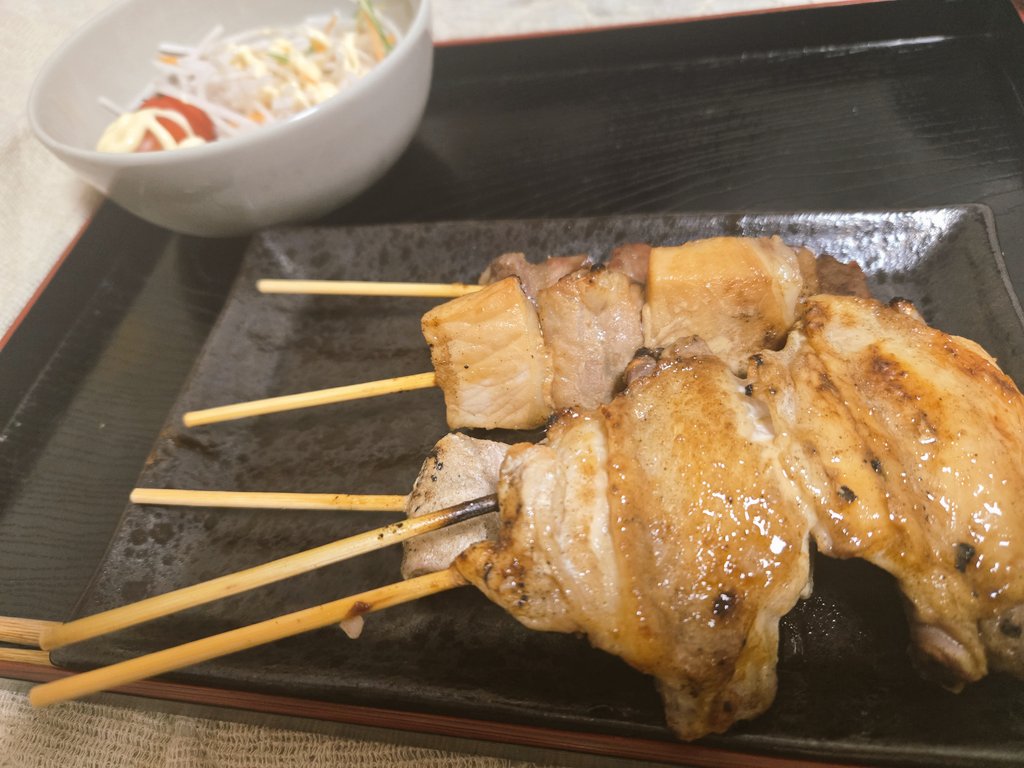 maacha_nosuke's tweet photo. 最近の趣味🍖
近くのスーパーとかに来てる期間限定の出店？屋台？のお兄さんのオススメを食べるてみること!!
この前はキムチ、今回は串焼き
なんなら、今日は1本おまけしてもらった〜 https://t.co/he5THuW8sn