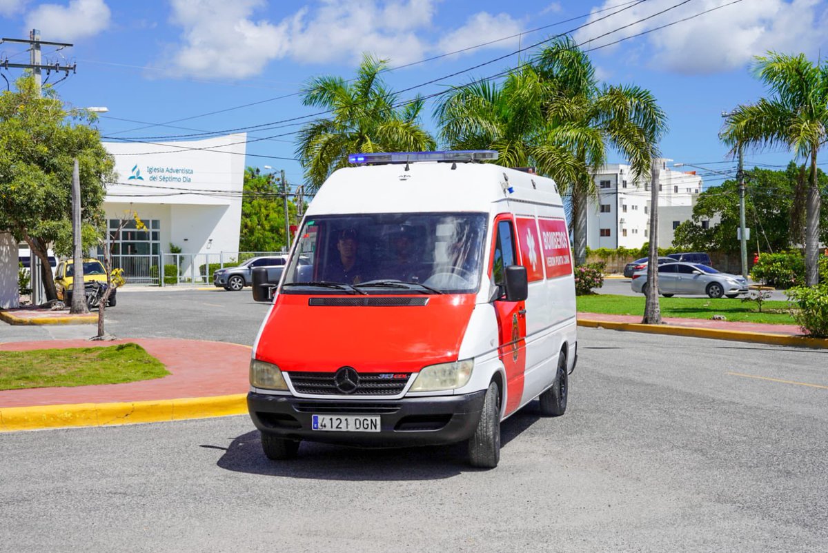 Alcalde <a href="/RamirezManolito/">ManolitoRamirez</a>, como resultado de gestiones vía hermanamientos, entregó a #BomberosVPuntaCana una ambulancia y otros equipos donados por la comunidad de Valencia.

Además, presentó el camión de bomberos donado por el <a href="/Sistema911_RD/">Sistema 9-1-1</a> y la presidenta de la República.