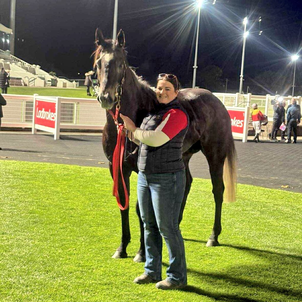Back on turf was no worries for Thoros Of Myr (5g Frosted x Arachne) who went all the way to win tonight's 1100m BM72 in Launceston!

Congrats to connections on Frosty's 6th win at start 17, which takes him past $126k in prizemoney! Thanks Chris Pang for the winning ride!