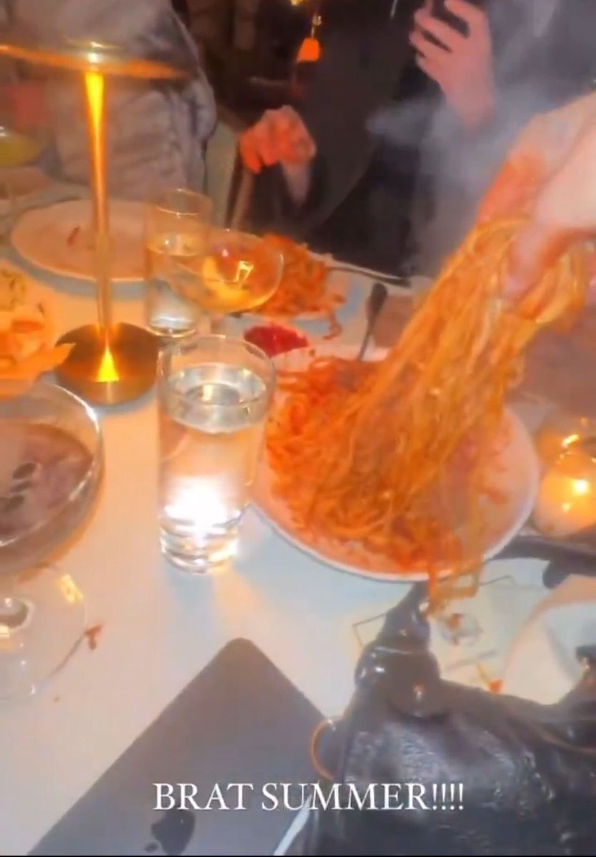 Taylor Swift referencia o infame jantar de Charli XCX onde a cantora e seus amigos comiam macarrão com a mão dizendo que era “Brat Summer” no photoshoot de “The Life Of A Showgirl” #TSTheLifeOfAShowgirl