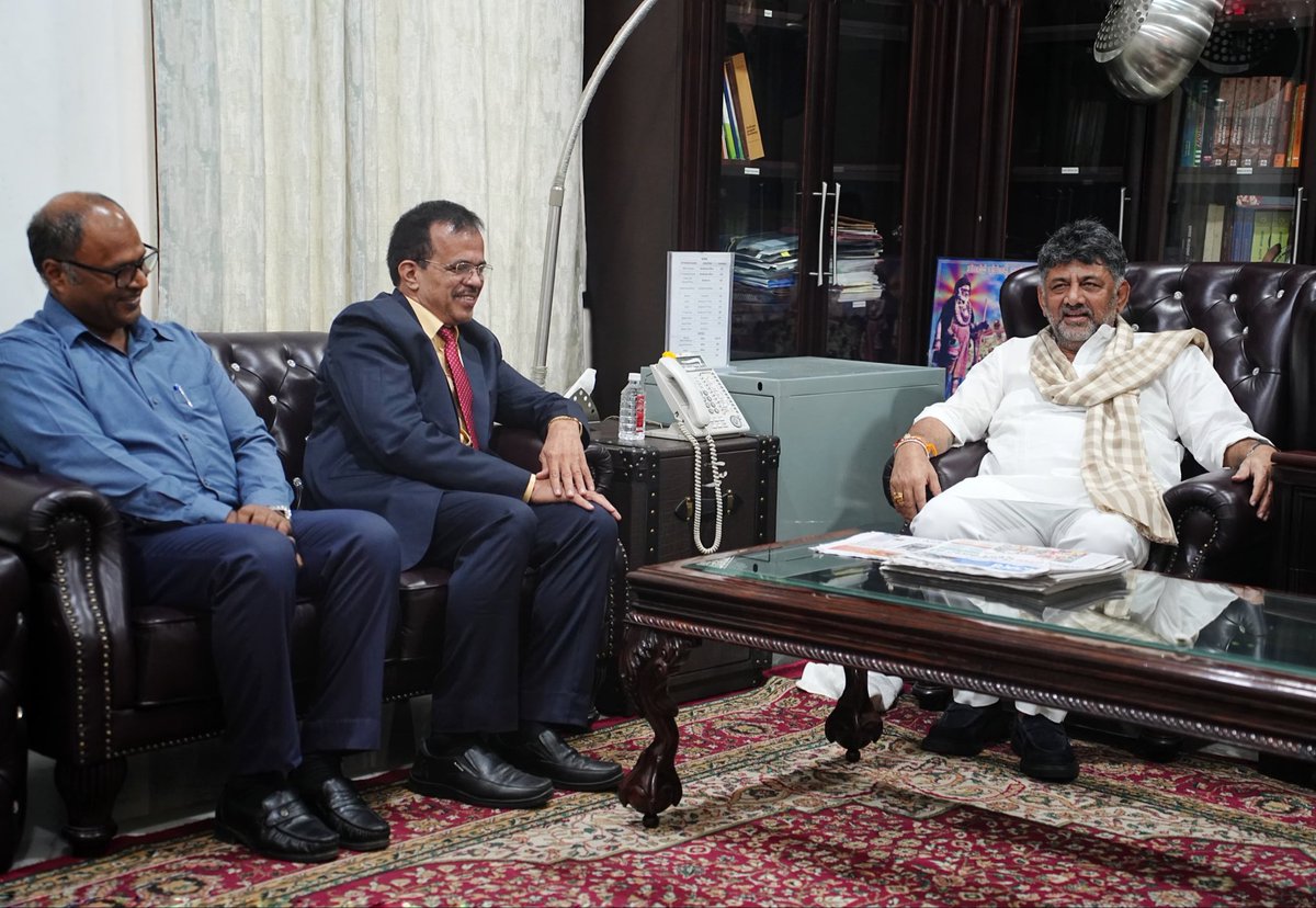 DKShivakumar's tweet photo. Met Shri Raghavendra Srinivas Bhat, Managing Director of Karnataka Bank, and his team at my residence today. Always a pleasure to discuss banking and the momentum Karnataka is already witnessing. https://t.co/hDEKEHVDTM