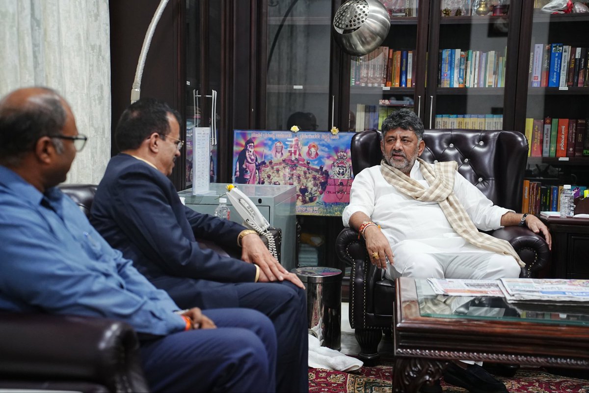 DKShivakumar's tweet photo. Met Shri Raghavendra Srinivas Bhat, Managing Director of Karnataka Bank, and his team at my residence today. Always a pleasure to discuss banking and the momentum Karnataka is already witnessing. https://t.co/hDEKEHVDTM