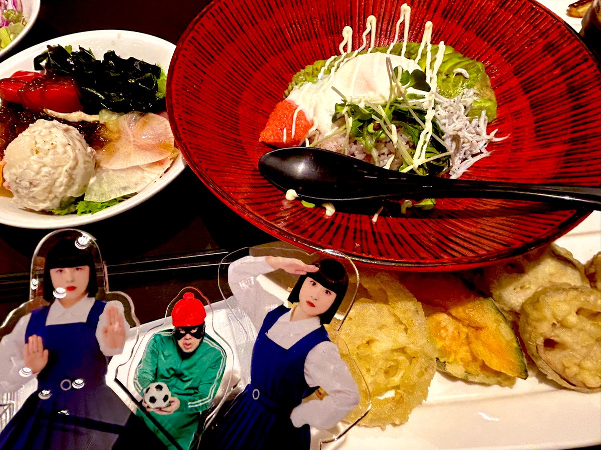 apoho92's tweet image. 野菜たっぷりの美味しいランチの後に、
SUPER EIGHTの安田くんコラボのカラオケルームに行った💙🎤
ただし誰も歌わないスタイル(  ¯꒳¯)

#ちびセイラ見守り隊
#それいけオヤチャンマン
#野性爆弾くっきー 
#メイン以外のサラダも野菜天ぷらも食べ放題🥬✨
#コラボドリンクパインソーダ味でうっま💙🍍