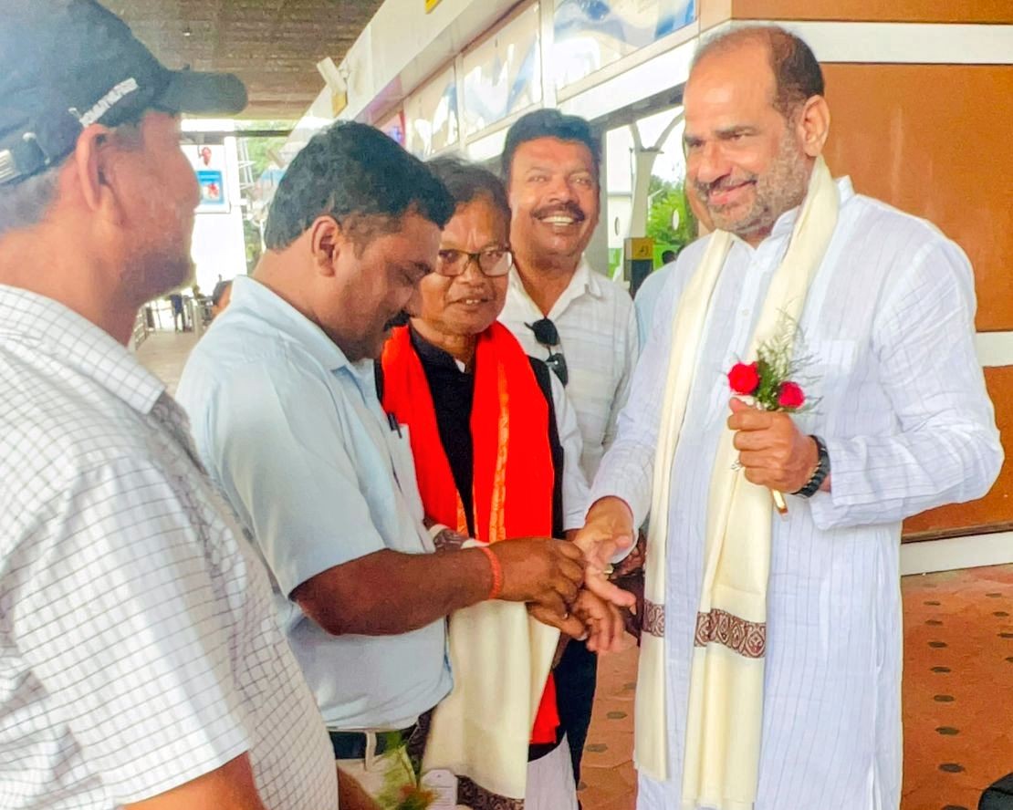 rameshbidhuri's tweet photo. शीर्ष पार्टी नेतृत्व के निर्देशानुसार बिहार विधानसभा चुनाव के संदर्भ में आज किशनगंज विधानसभा के सीमावर्ती बागडोगरा एयरपोर्ट पहुंचने पर पार्टी कार्यकर्ताओं द्वारा किए गए आत्मीय स्वागत के लिए हृदय से आभार व्यक्त करता हूँ।

इस अवसर पर किशनगंज जिला अध्यक्ष श्री गोपाल मोहन सिंह जी, जिला महामंत्री श्री मनीष सिन्हा जी, नगर अध्यक्ष श्री अरविंद मंडल जी, पूर्व नगर अध्यक्ष किशनगंज श्री कुमार विशाल जी एवं श्री रविंद्र जी उपस्थित रहे।
#BiharElection #RameshBidhuri