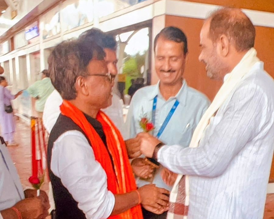 rameshbidhuri's tweet photo. शीर्ष पार्टी नेतृत्व के निर्देशानुसार बिहार विधानसभा चुनाव के संदर्भ में आज किशनगंज विधानसभा के सीमावर्ती बागडोगरा एयरपोर्ट पहुंचने पर पार्टी कार्यकर्ताओं द्वारा किए गए आत्मीय स्वागत के लिए हृदय से आभार व्यक्त करता हूँ।

इस अवसर पर किशनगंज जिला अध्यक्ष श्री गोपाल मोहन सिंह जी, जिला महामंत्री श्री मनीष सिन्हा जी, नगर अध्यक्ष श्री अरविंद मंडल जी, पूर्व नगर अध्यक्ष किशनगंज श्री कुमार विशाल जी एवं श्री रविंद्र जी उपस्थित रहे।
#BiharElection #RameshBidhuri