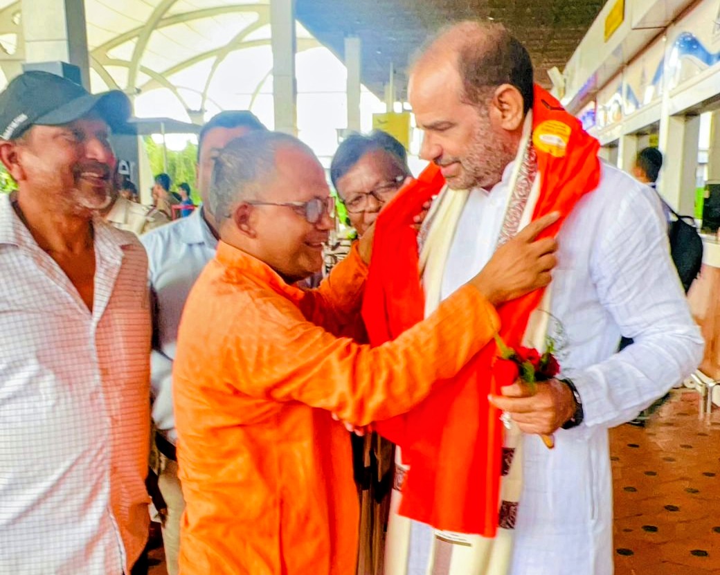 rameshbidhuri's tweet photo. शीर्ष पार्टी नेतृत्व के निर्देशानुसार बिहार विधानसभा चुनाव के संदर्भ में आज किशनगंज विधानसभा के सीमावर्ती बागडोगरा एयरपोर्ट पहुंचने पर पार्टी कार्यकर्ताओं द्वारा किए गए आत्मीय स्वागत के लिए हृदय से आभार व्यक्त करता हूँ।

इस अवसर पर किशनगंज जिला अध्यक्ष श्री गोपाल मोहन सिंह जी, जिला महामंत्री श्री मनीष सिन्हा जी, नगर अध्यक्ष श्री अरविंद मंडल जी, पूर्व नगर अध्यक्ष किशनगंज श्री कुमार विशाल जी एवं श्री रविंद्र जी उपस्थित रहे।
#BiharElection #RameshBidhuri