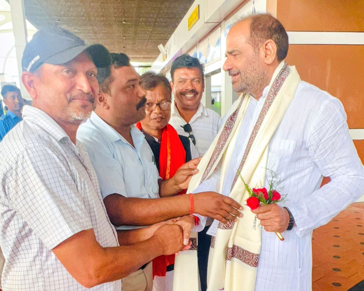 rameshbidhuri's tweet photo. शीर्ष पार्टी नेतृत्व के निर्देशानुसार बिहार विधानसभा चुनाव के संदर्भ में आज किशनगंज विधानसभा के सीमावर्ती बागडोगरा एयरपोर्ट पहुंचने पर पार्टी कार्यकर्ताओं द्वारा किए गए आत्मीय स्वागत के लिए हृदय से आभार व्यक्त करता हूँ।

इस अवसर पर किशनगंज जिला अध्यक्ष श्री गोपाल मोहन सिंह जी, जिला महामंत्री श्री मनीष सिन्हा जी, नगर अध्यक्ष श्री अरविंद मंडल जी, पूर्व नगर अध्यक्ष किशनगंज श्री कुमार विशाल जी एवं श्री रविंद्र जी उपस्थित रहे।
#BiharElection #RameshBidhuri