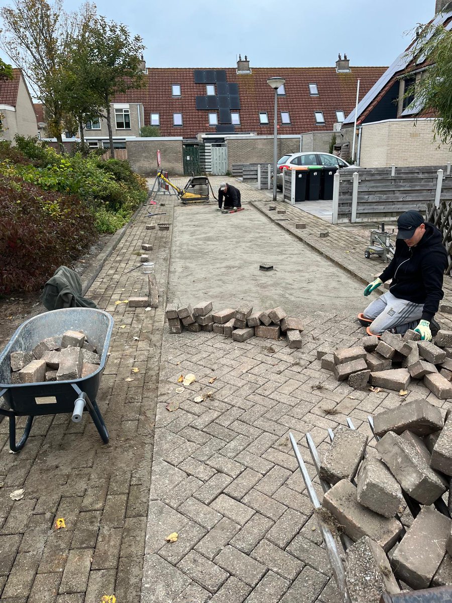 ptvanderplas's tweet photo. Op de Hartweg en Zuiderkruis in Katwijk Noord en de Van der Perkstraat en de Baron van Wassenaerlaan in Katwijk aan den Rijn wordt groot onderhoud uitgevoerd aan de bestrating. Geheel of gedeeltelijk wordt de bestrating van rijbanen en voetpaden opnieuw aangebracht of vervangen. https://t.co/FTzfvdf8NF